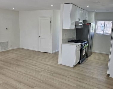 10836 Camarillo Street - Photo Thumbnail 6