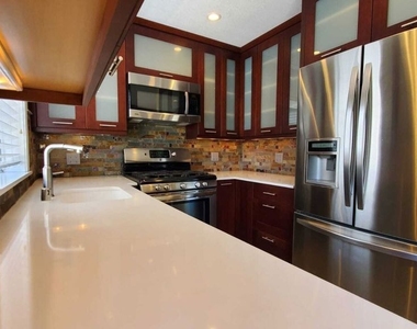7320 Balboa Boulevard - Photo Thumbnail 11