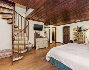 3092 Laurel Canyon Boulevard - Photo Thumbnail 9