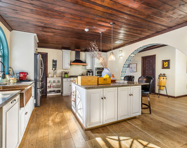 3092 Laurel Canyon Boulevard - Photo Thumbnail 5