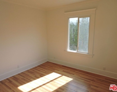 559 N Windsor Boulevard - Photo Thumbnail 16