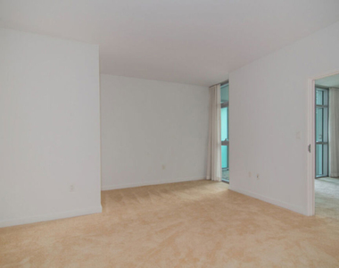 13700 Marina Pointe Drive - Photo Thumbnail 4