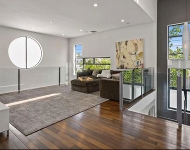 800 N Harper Avenue - Photo Thumbnail 12
