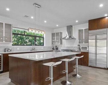 800 N Harper Avenue - Photo Thumbnail 17