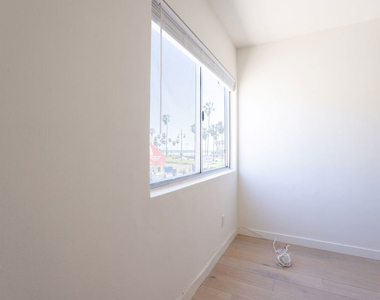 1313 Ocean Front Walk - Photo Thumbnail 2