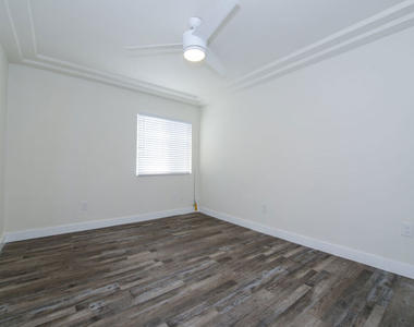 520 W 82nd Street - Photo Thumbnail 7