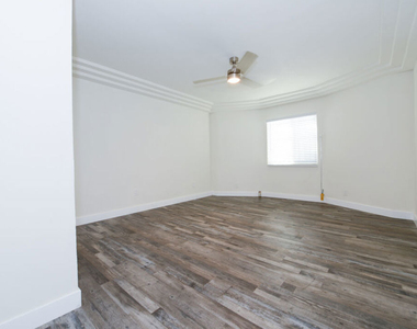 520 W 82nd Street - Photo Thumbnail 9