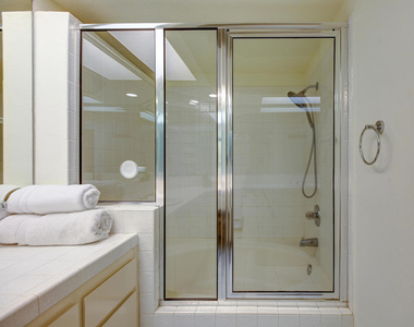 709 Vista Lago Circle N - Photo Thumbnail 14
