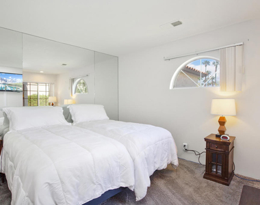709 Vista Lago Circle N - Photo Thumbnail 15