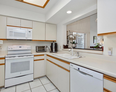 709 Vista Lago Circle N - Photo Thumbnail 8