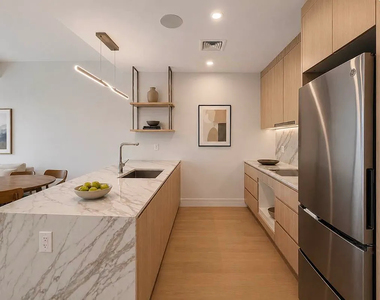 960 Franklin Avenue - Photo Thumbnail 2