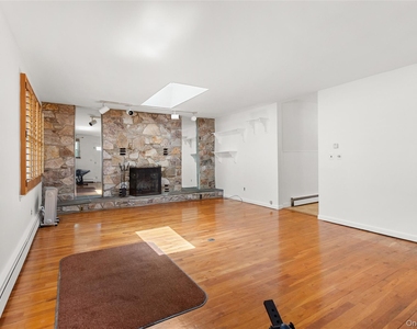 217 Greeley Avenue - Photo Thumbnail 2