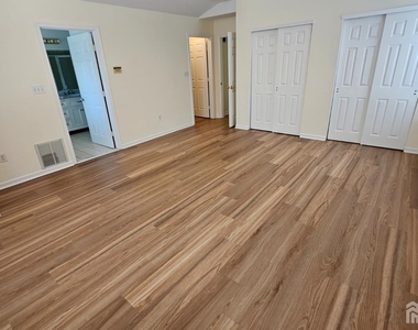 405 Cobblestone Court - Photo Thumbnail 22