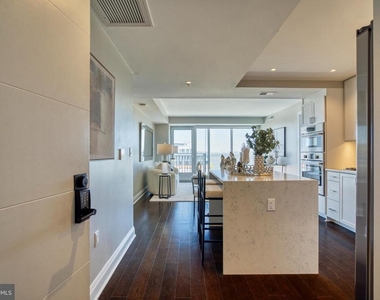925 N Fairfax Street - Photo Thumbnail 7