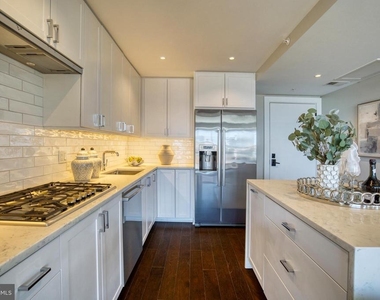 925 N Fairfax Street - Photo Thumbnail 10