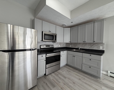 138 Fulton Street E - Photo Thumbnail 6