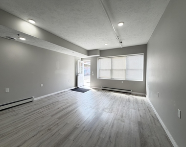 138 Fulton Street E - Photo Thumbnail 5