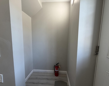 138 Fulton Street E - Photo Thumbnail 9