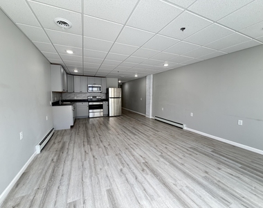 138 Fulton Street E - Photo Thumbnail 4