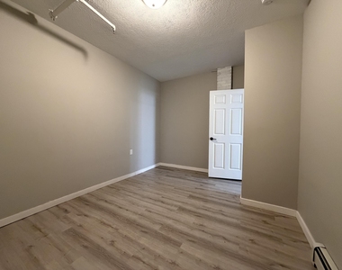 138 Fulton Street E - Photo Thumbnail 9