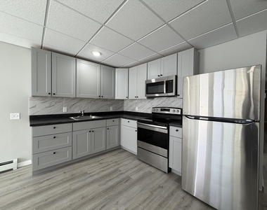 138 Fulton Street E - Photo Thumbnail 6