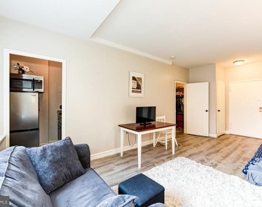 1021 Arlington Boulevard - Photo Thumbnail 3