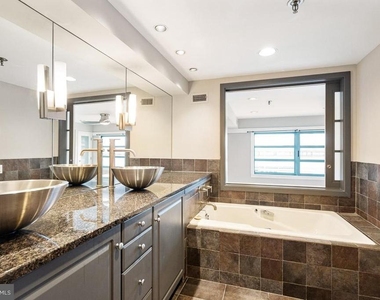 7 N Columbus Boulevard - Photo Thumbnail 15
