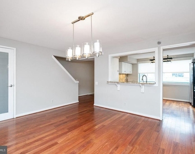 7 N Columbus Boulevard - Photo Thumbnail 5