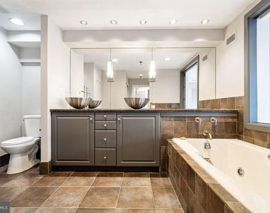 7 N Columbus Boulevard - Photo Thumbnail 14