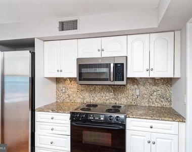 7 N Columbus Boulevard - Photo Thumbnail 9