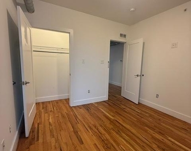 6229 Germantown Avenue - Photo Thumbnail 5