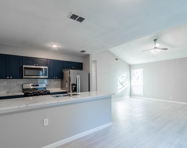 915 Sirocco Dr - Photo Thumbnail 11