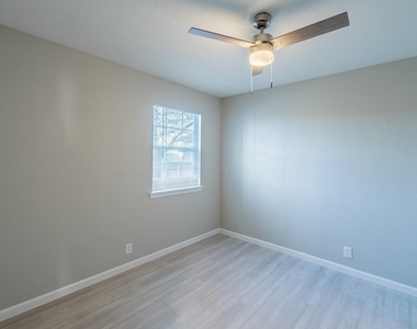 915 Sirocco Dr - Photo Thumbnail 21