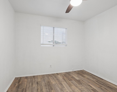 6803 Woodhue Dr - Photo Thumbnail 7