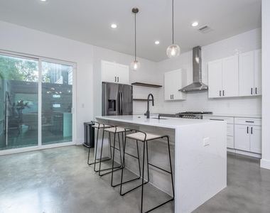 1419 Montopolis Dr - Photo Thumbnail 8