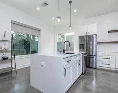 1419 Montopolis Dr - Photo Thumbnail 9