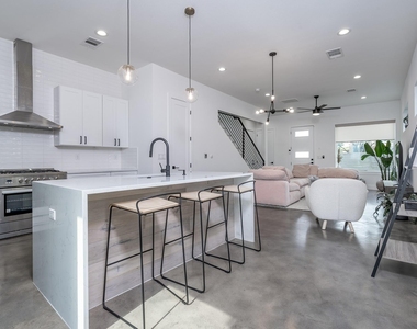 1419 Montopolis Dr - Photo Thumbnail 7