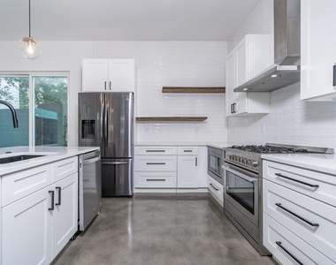 1419 Montopolis Dr - Photo Thumbnail 10