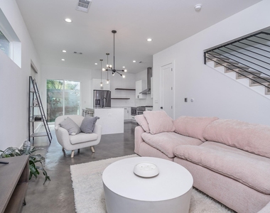 1419 Montopolis Dr - Photo Thumbnail 5