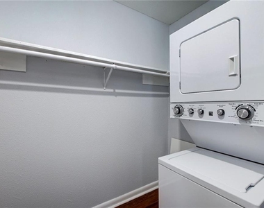 2401 Manor Rd - Photo Thumbnail 10