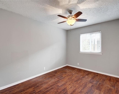 2401 Manor Rd - Photo Thumbnail 9