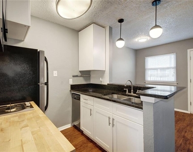 2401 Manor Rd - Photo Thumbnail 3