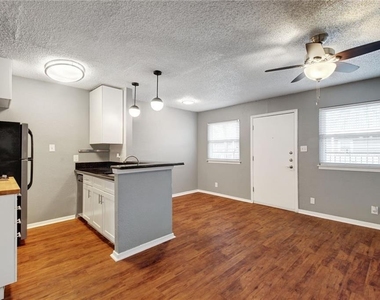 2401 Manor Rd - Photo Thumbnail 6