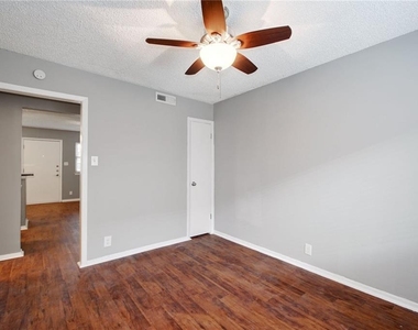 2401 Manor Rd - Photo Thumbnail 8