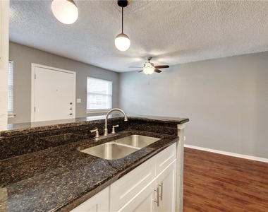 2401 Manor Rd - Photo Thumbnail 4