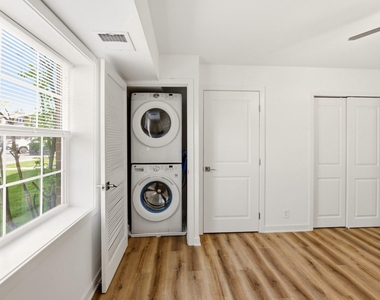 1207 Colony Court - Photo Thumbnail 3