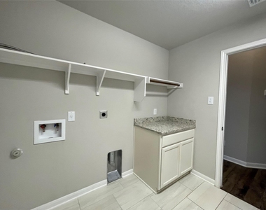 8113 Northgate Loop - Photo Thumbnail 32