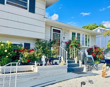 858 Estates Boulevard - Photo Thumbnail 1