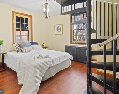 5503 44th Avenue - Photo Thumbnail 3