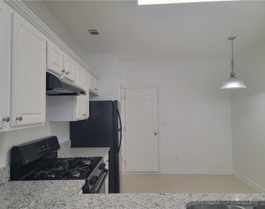 2448 Fairlie Drive - Photo Thumbnail 7